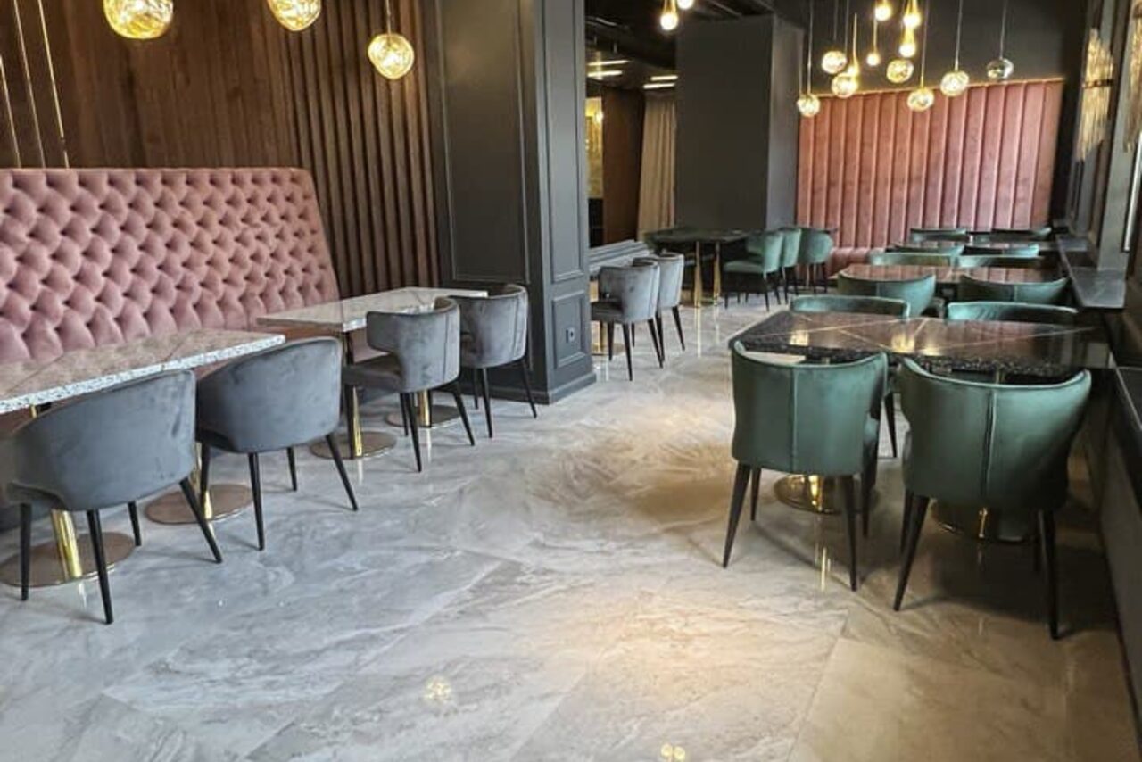 Арендовать Acqualina Apartments Просторный зал при отеле 