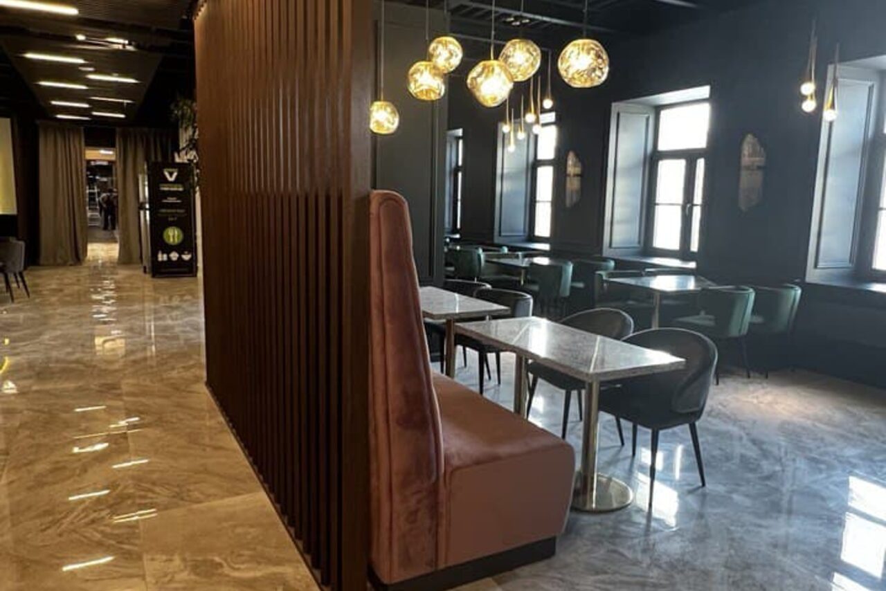 Арендовать Acqualina Apartments Просторный зал при отеле 