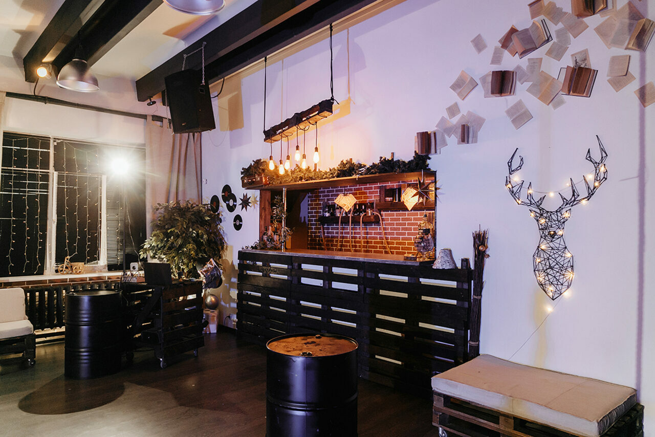 Арендовать Rii Lee Loft. Стилизованный лофт с качелями на Авиамоторной