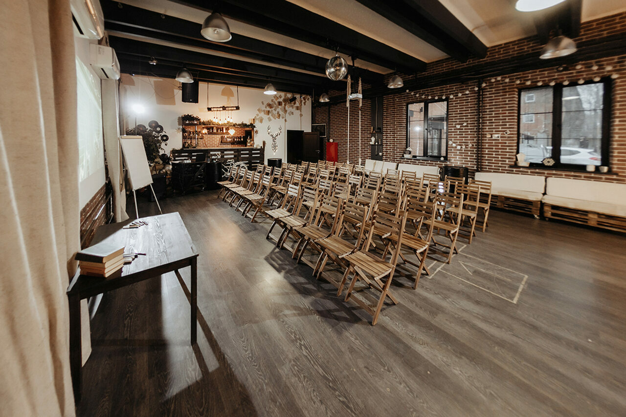 Арендовать Rii Lee Loft. Стилизованный лофт с качелями