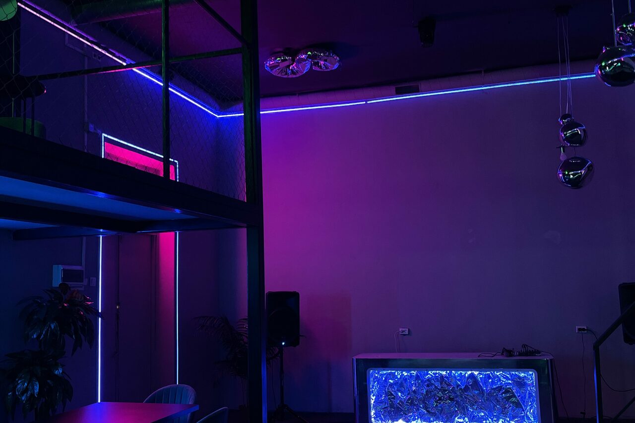 Арендовать The Portal. Тёмный неоновый лофт