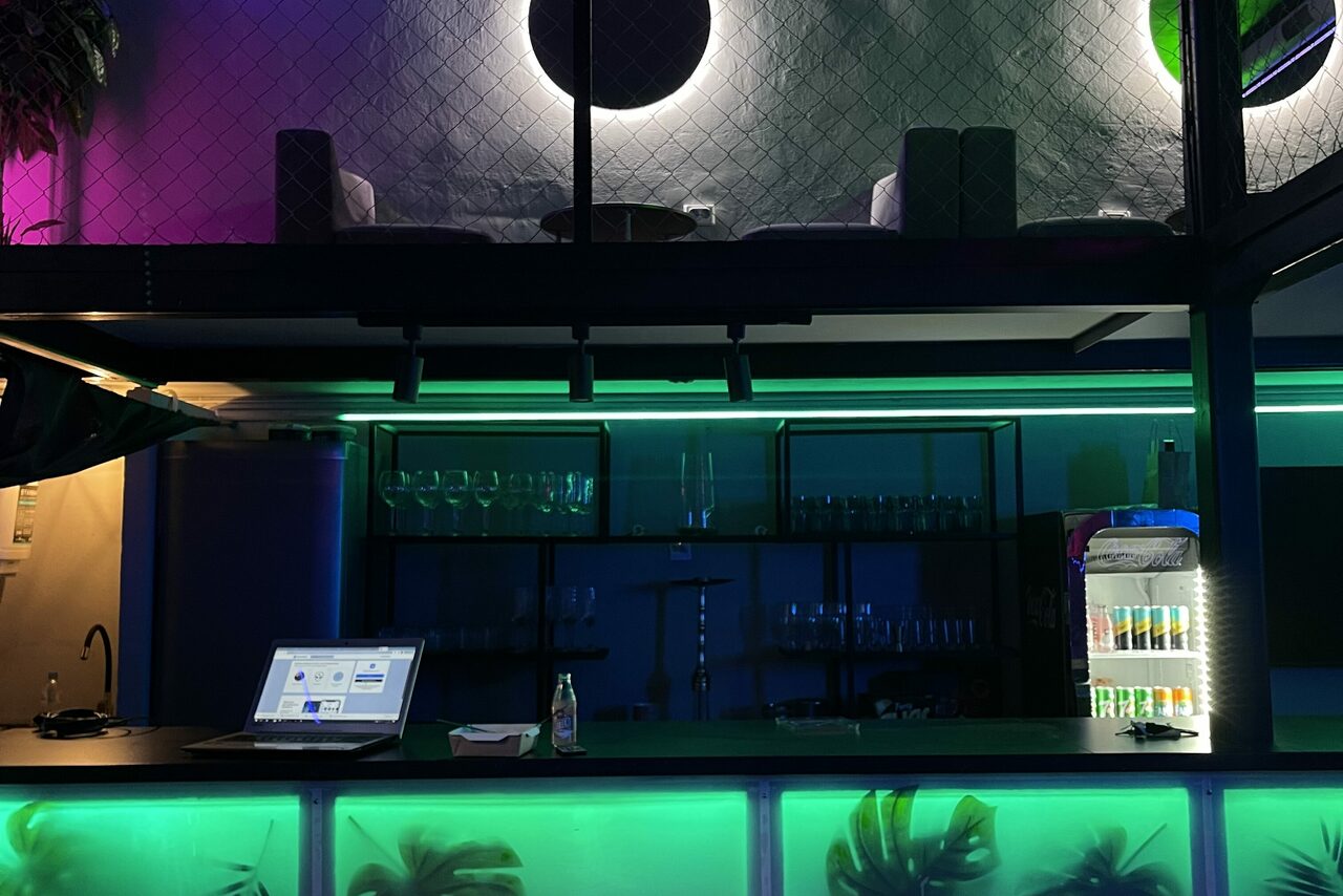 Арендовать The Portal. Тёмный неоновый лофт