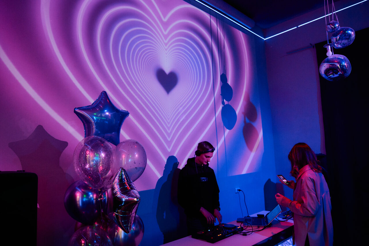 Арендовать The Portal. Тёмный неоновый лофт