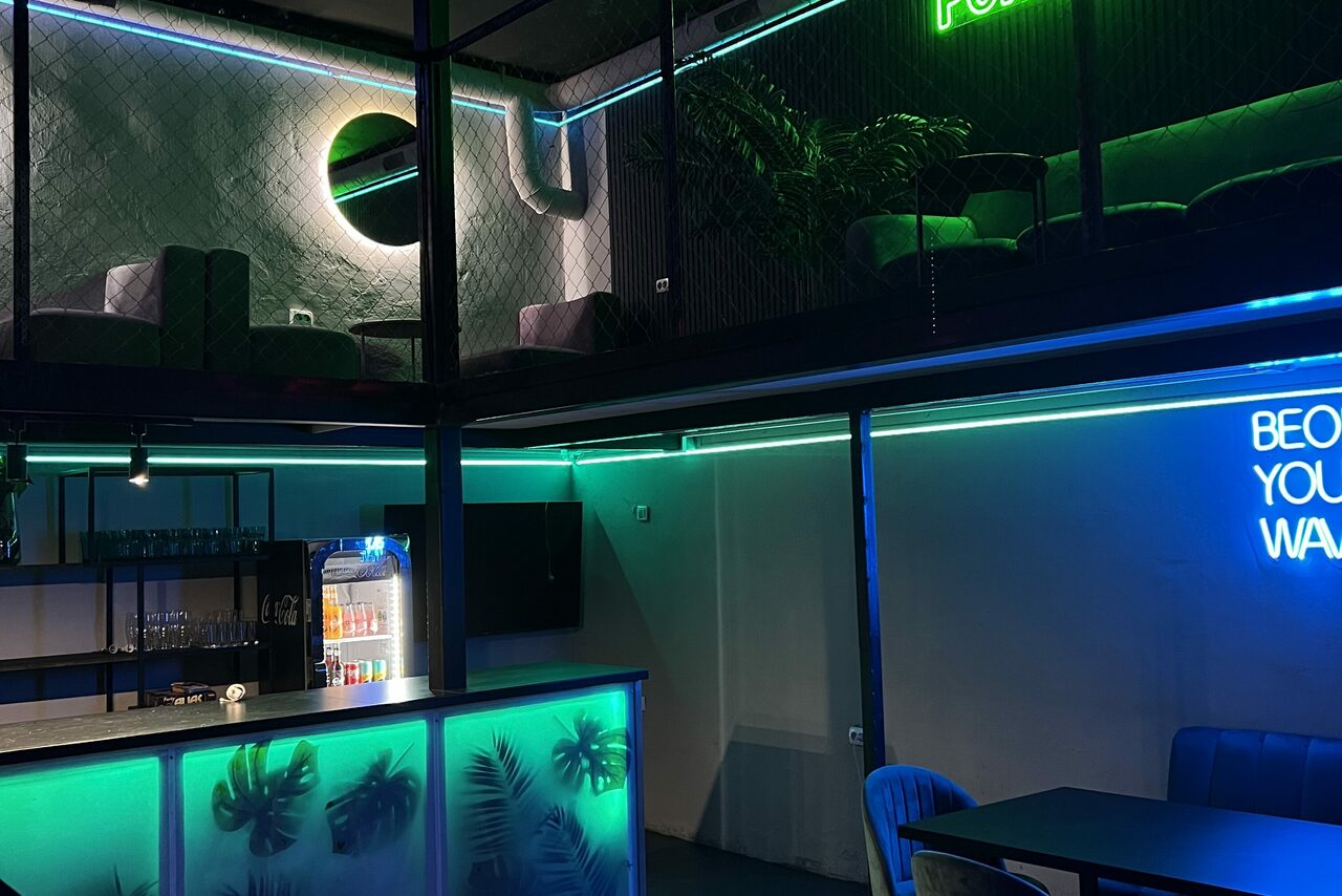 Арендовать The Portal. Тёмный неоновый лофт