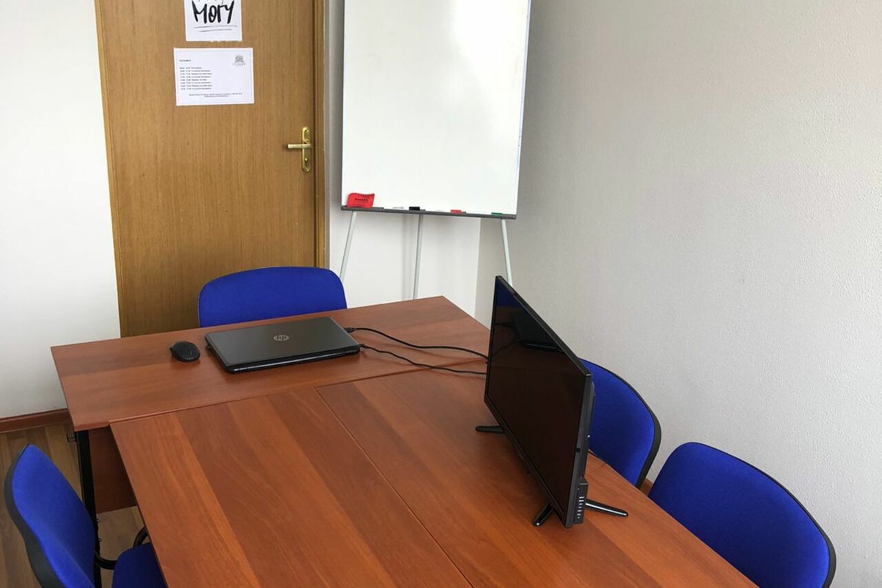 Арендовать Светлая мини-аудитория 