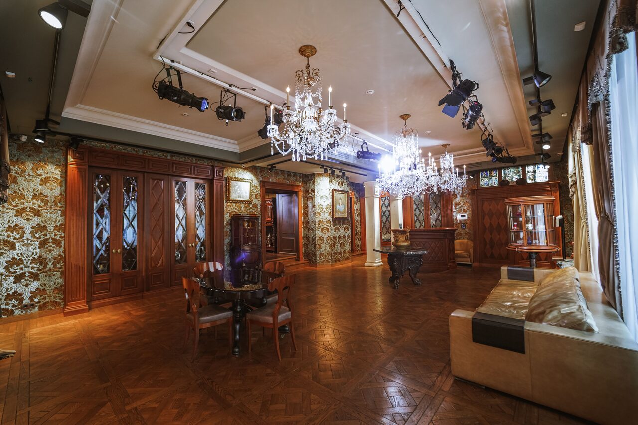 Арендовать Зонированное пространство с антикварной мебелью 