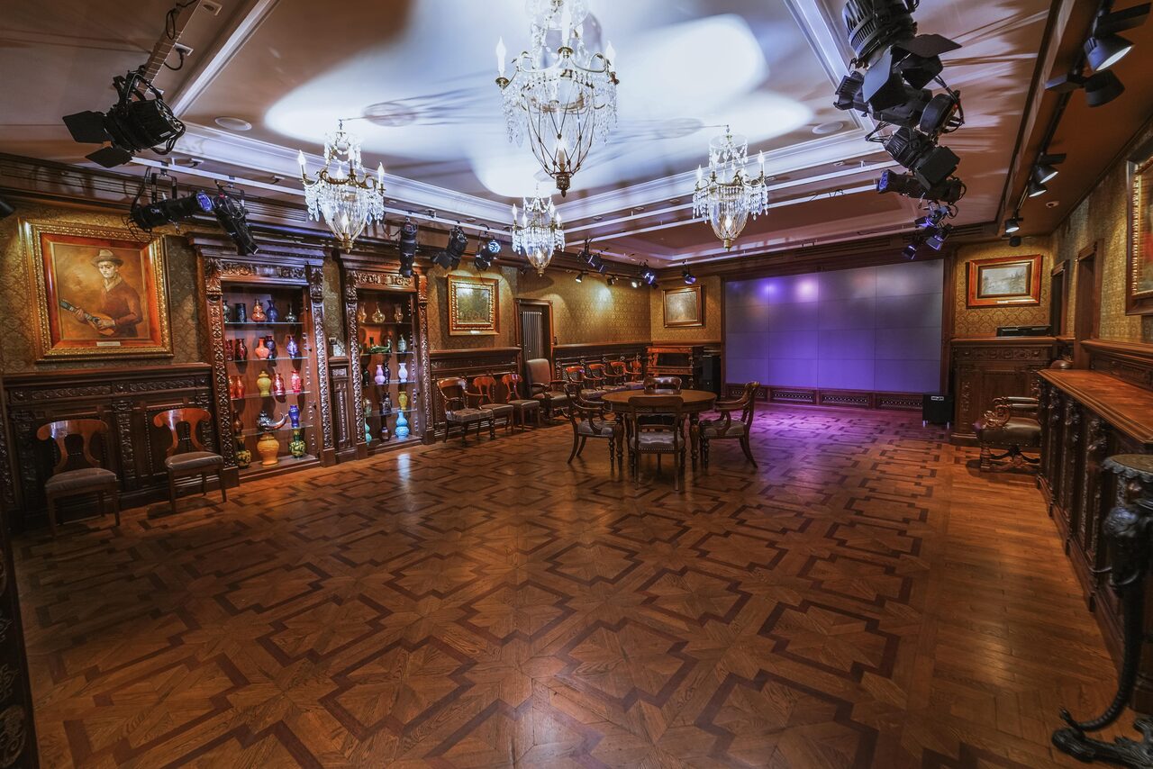 Арендовать Зонированное пространство с антикварной мебелью 