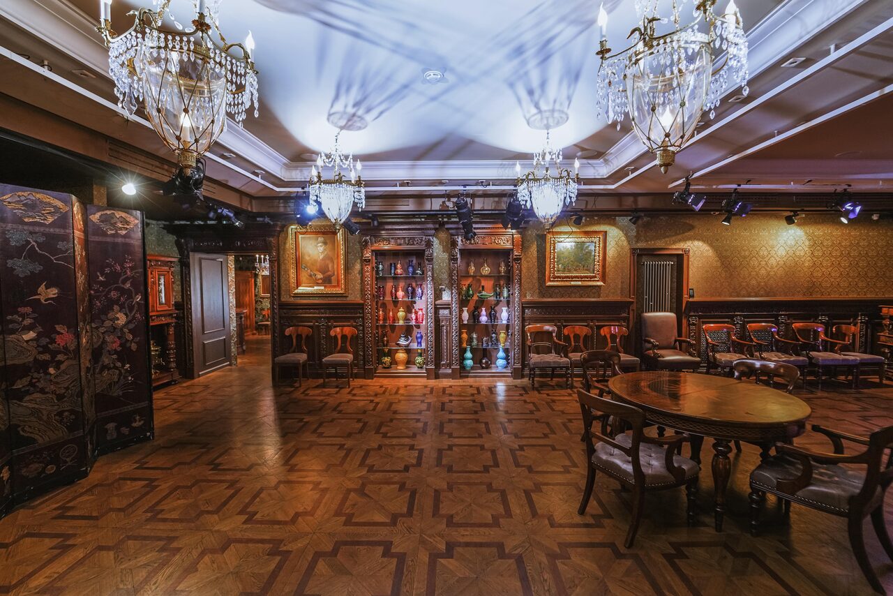 Арендовать Зонированное пространство с антикварной мебелью 