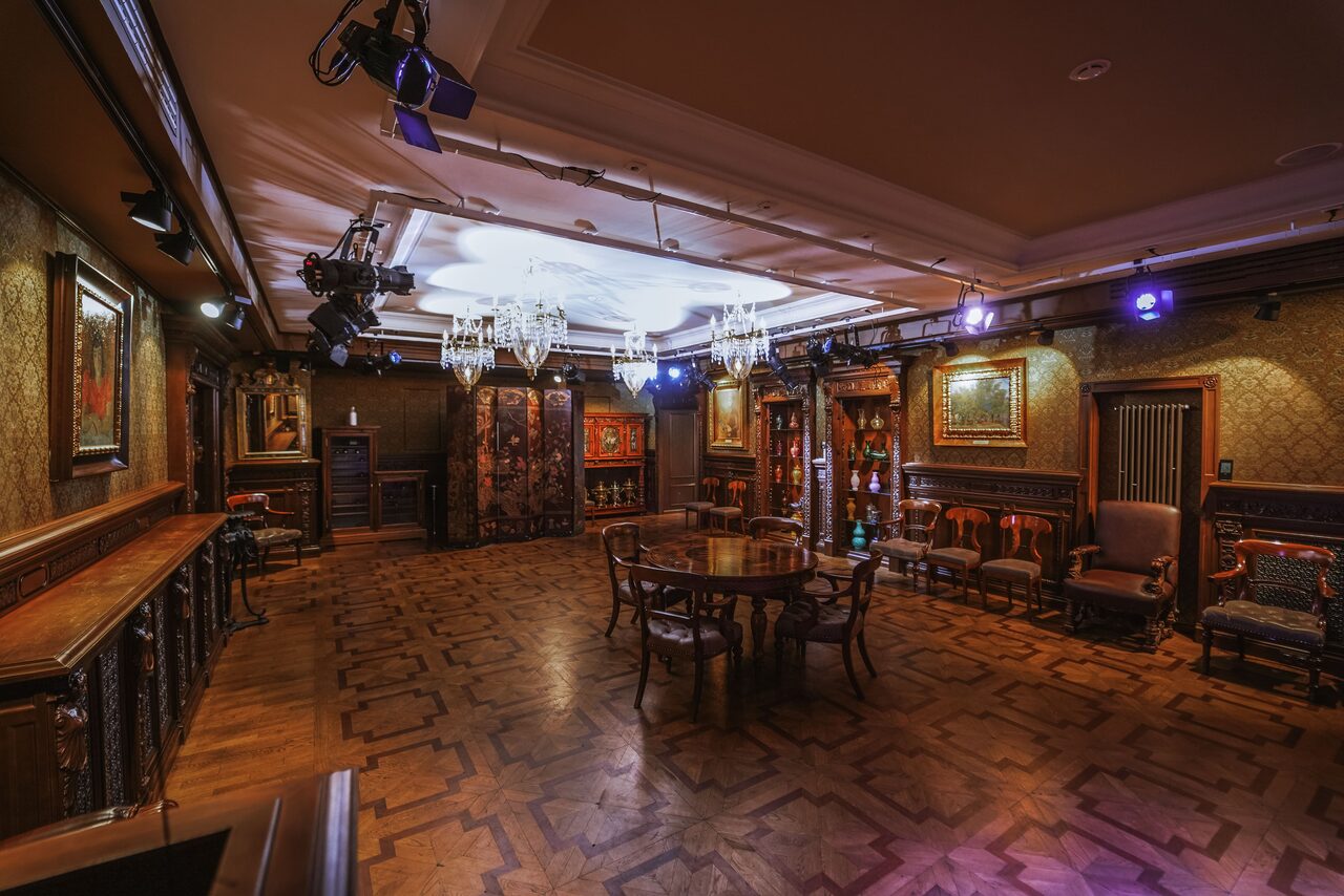 Арендовать Зонированное пространство с антикварной мебелью 