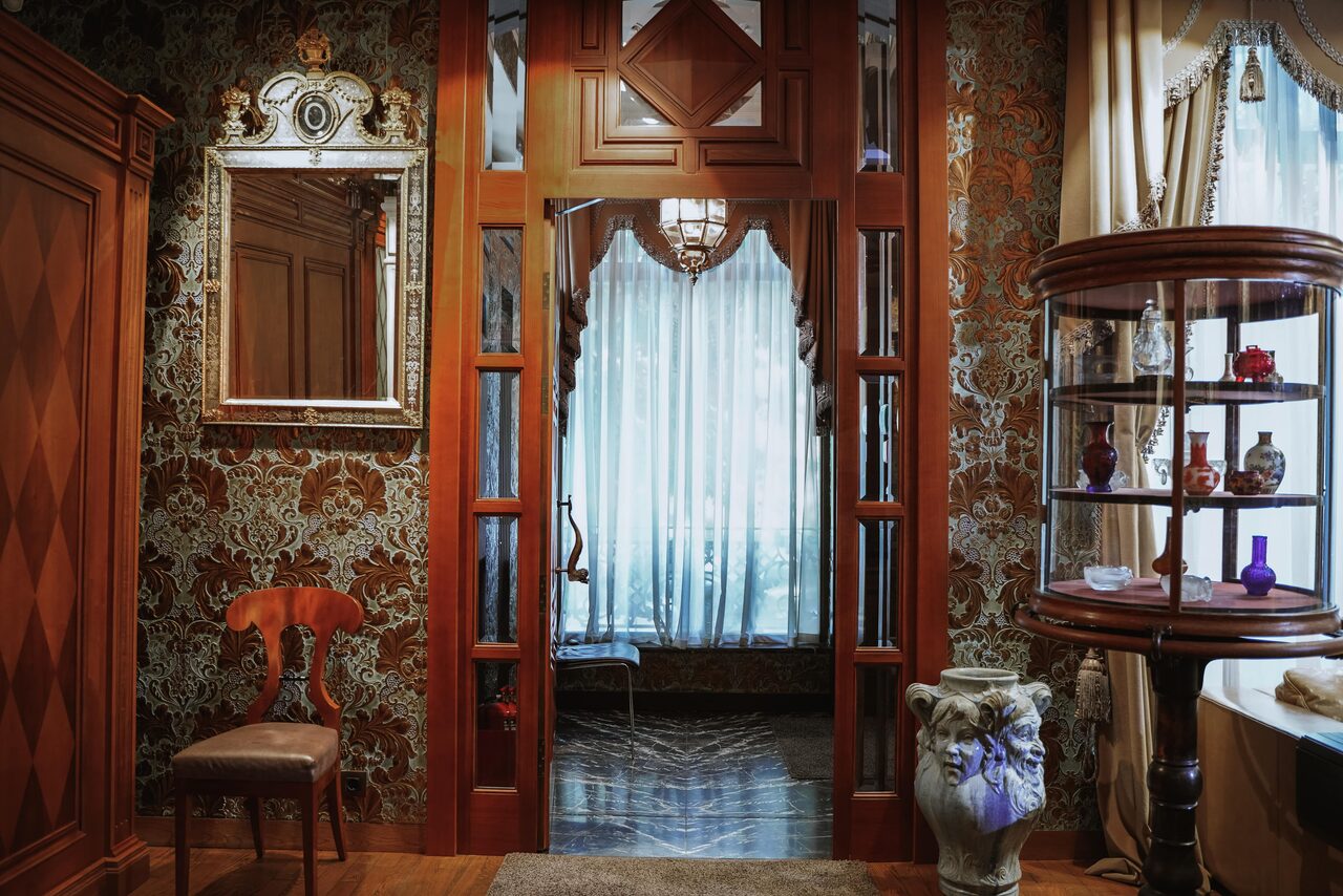 Арендовать Зонированное пространство с антикварной мебелью 