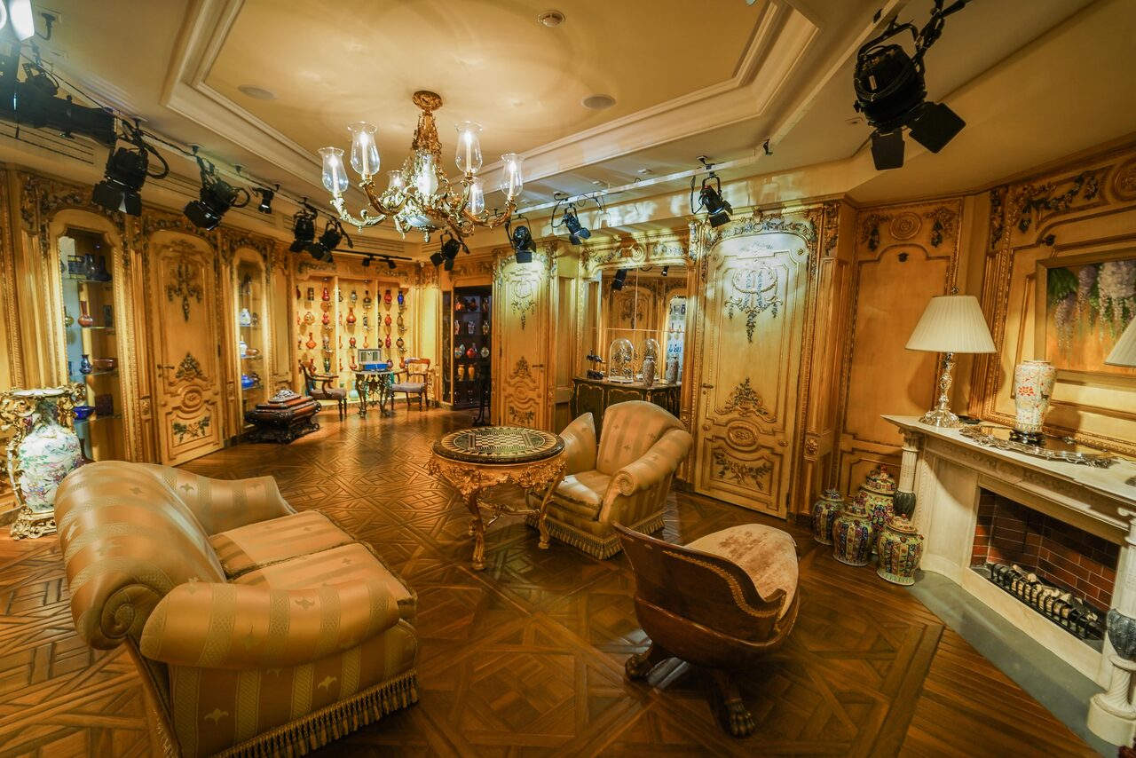 Арендовать Зонированное пространство с антикварной мебелью 