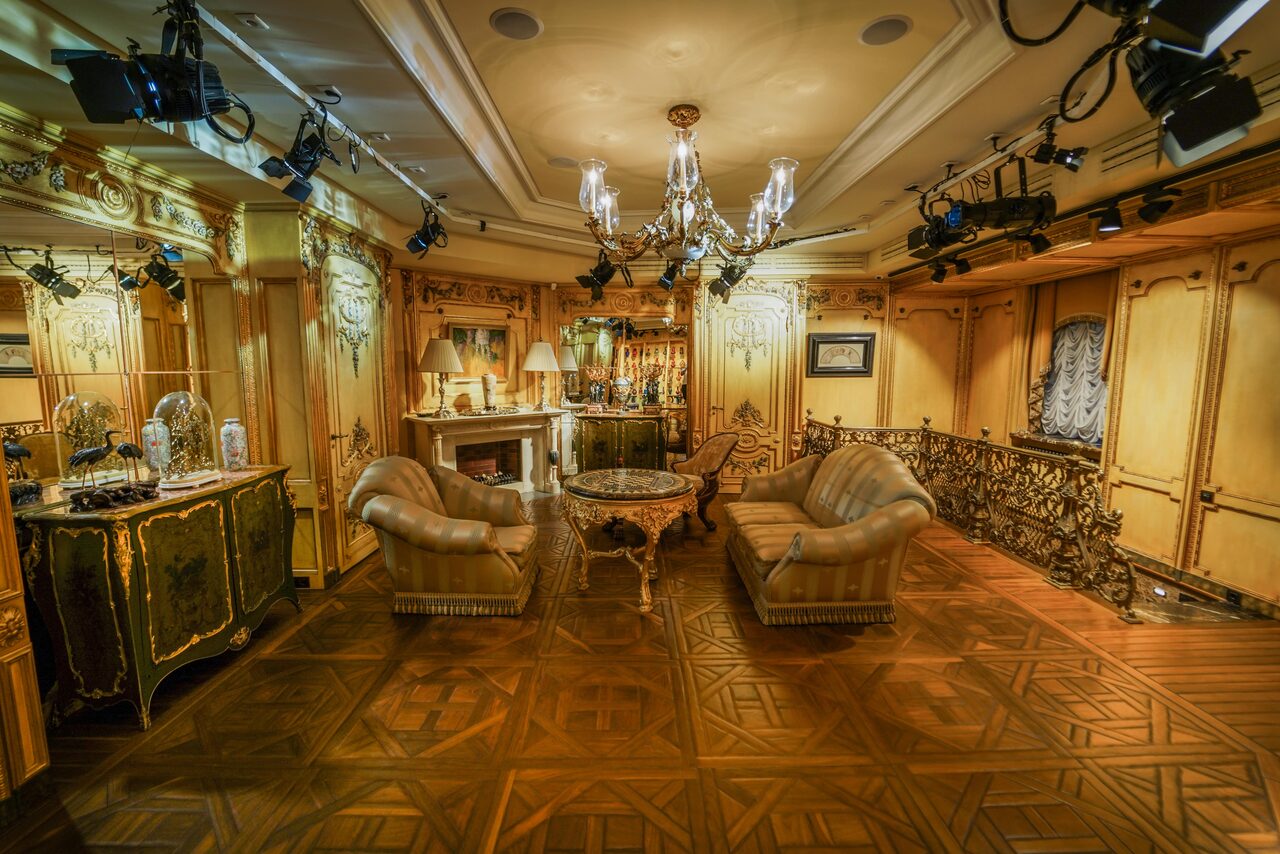 Арендовать Зонированное пространство с антикварной мебелью 