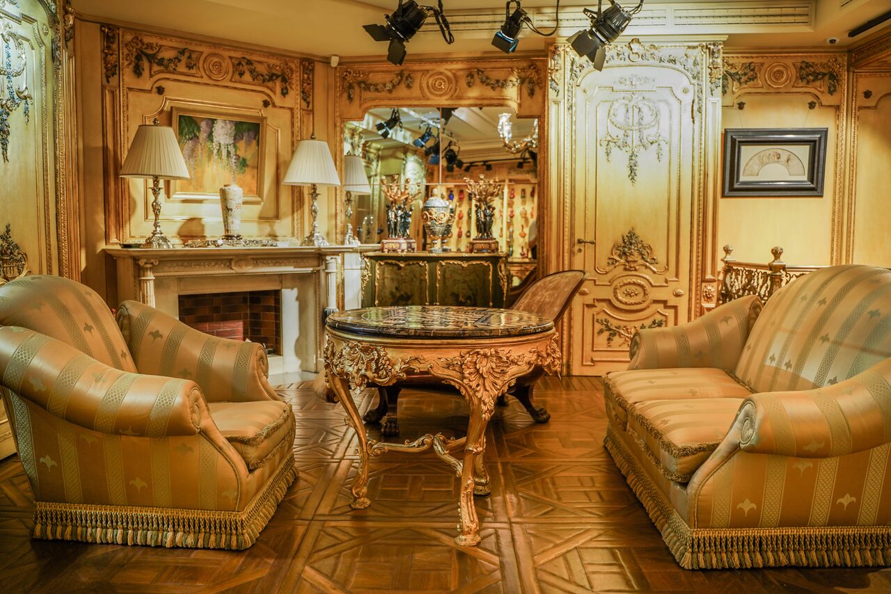 Арендовать Зонированное пространство с антикварной мебелью 