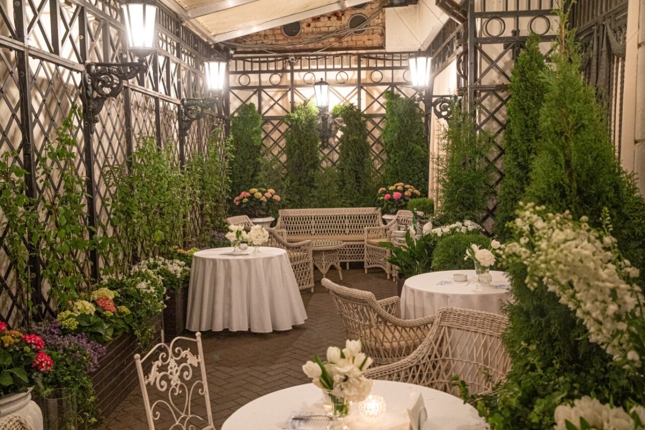 Арендовать Зонированное пространство с антикварной мебелью 