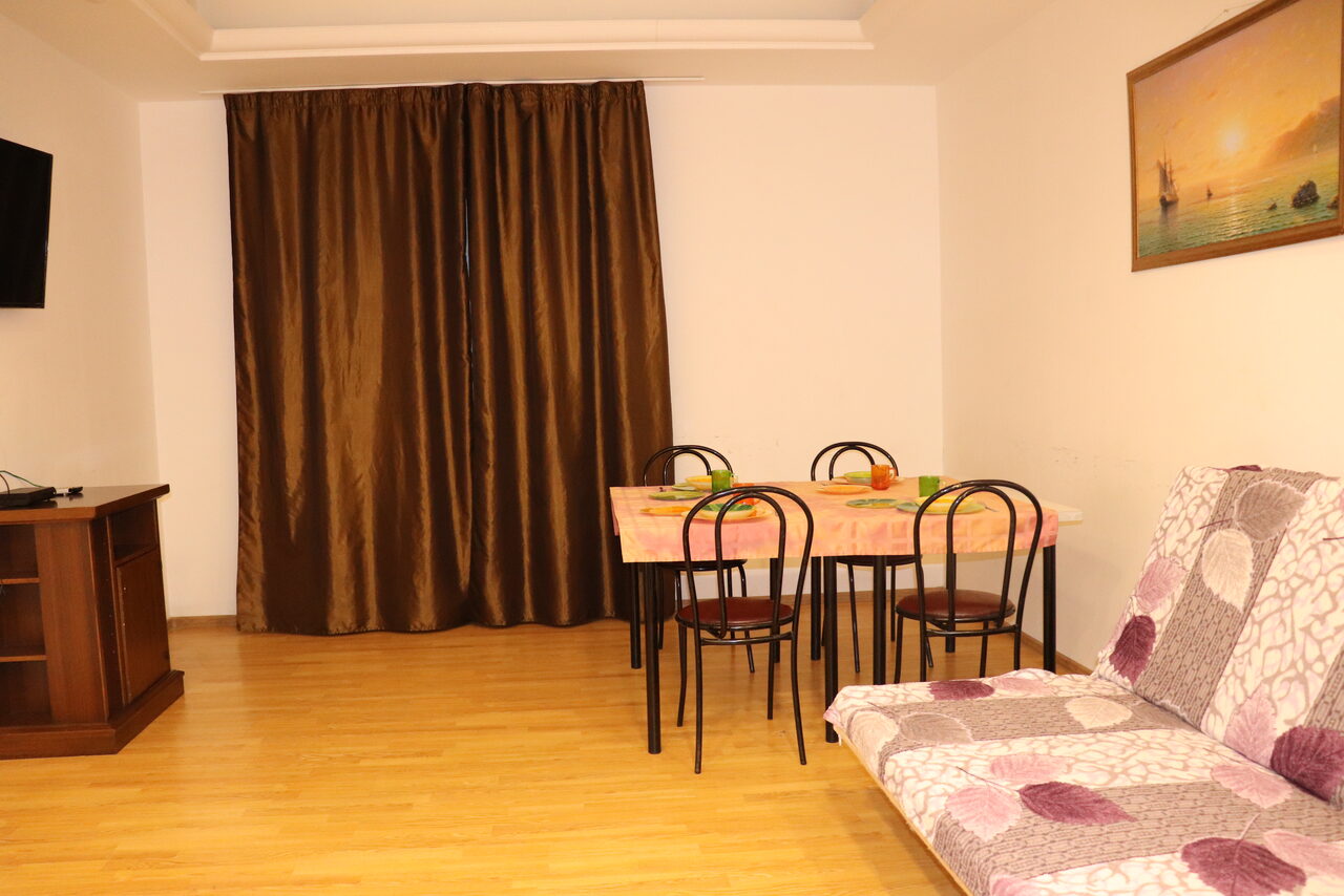 Арендовать Трёхкомнатная квартира-студия