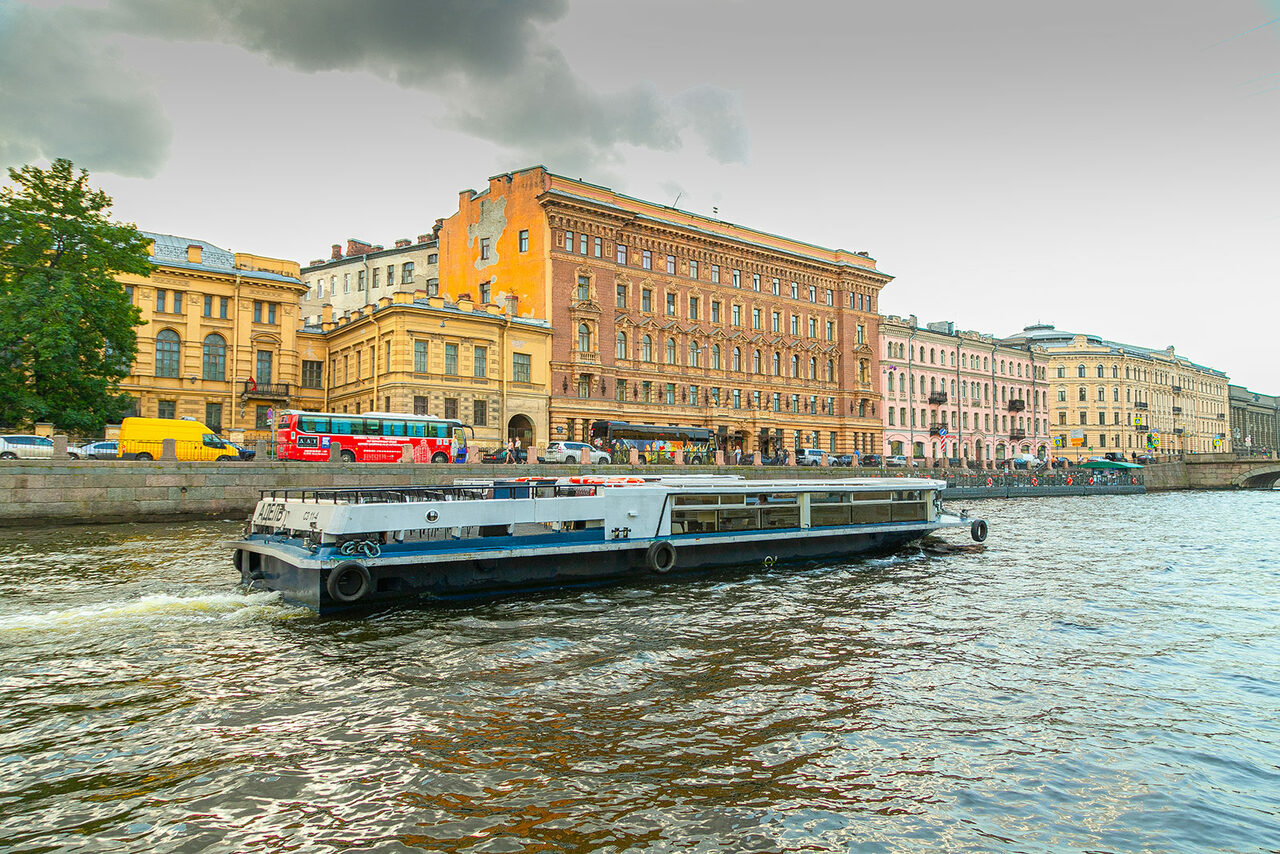 Арендовать Теплоход с банкетной зоной 