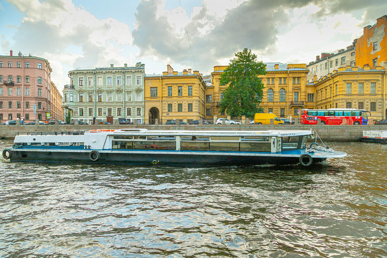 Арендовать Теплоход с банкетной зоной 