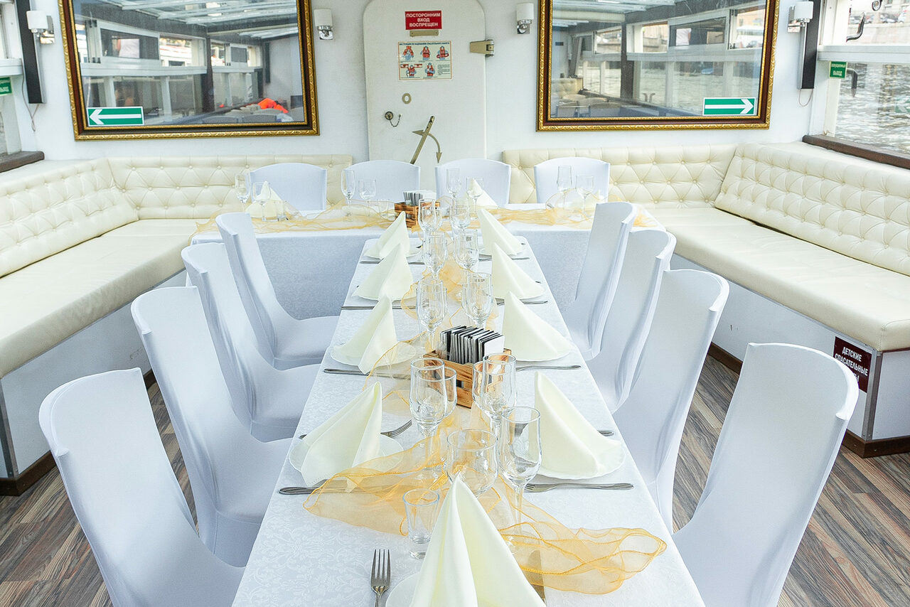 Арендовать Теплоход с банкетной зоной 