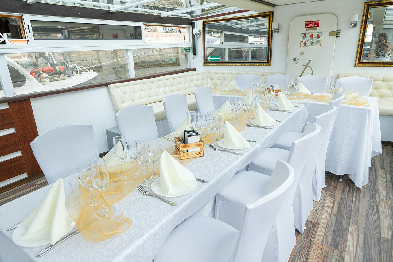 Арендовать Теплоход с банкетной зоной 