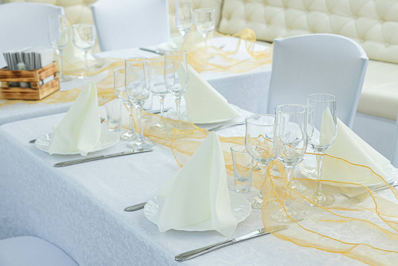 Арендовать Теплоход с банкетной зоной 