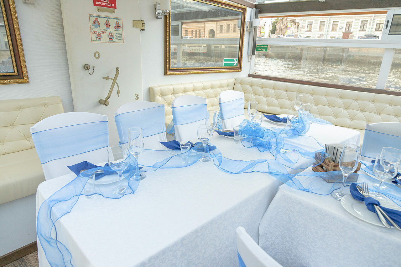 Арендовать Теплоход с банкетной зоной 