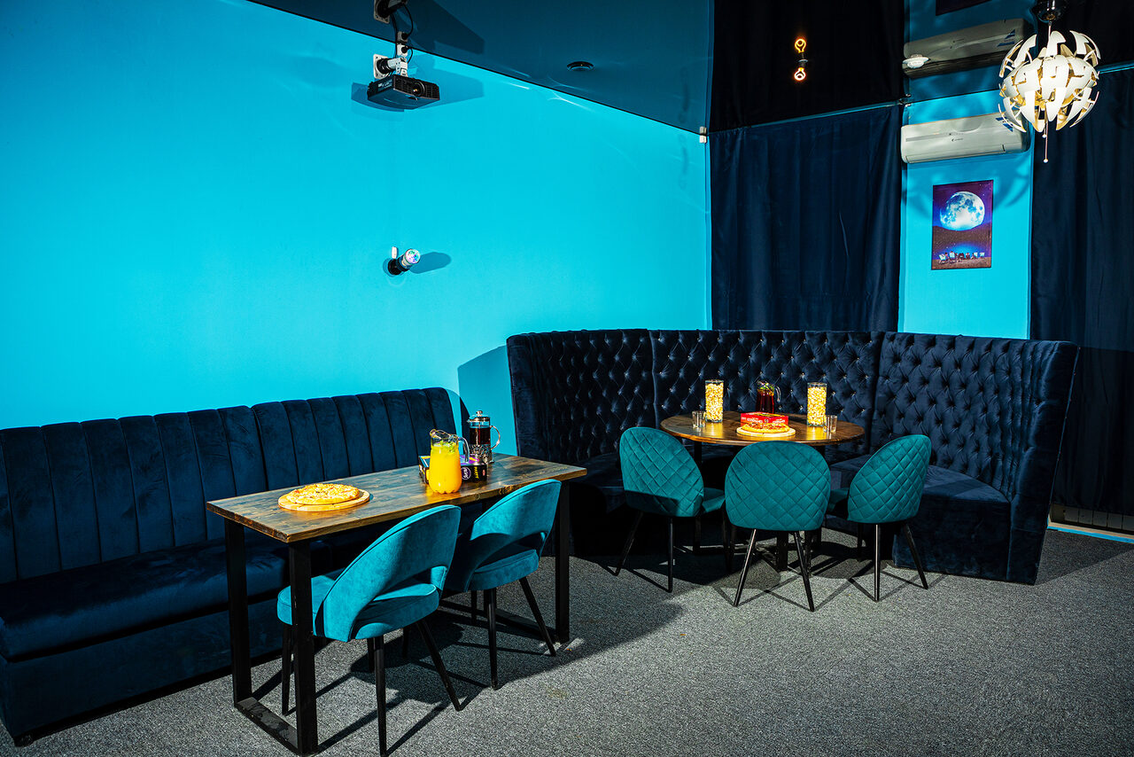 Арендовать Зал Космос. Тёмная лофт-комната 