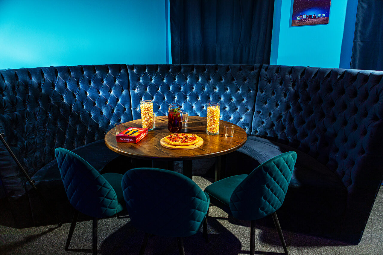 Арендовать Зал Космос. Тёмная лофт-комната 