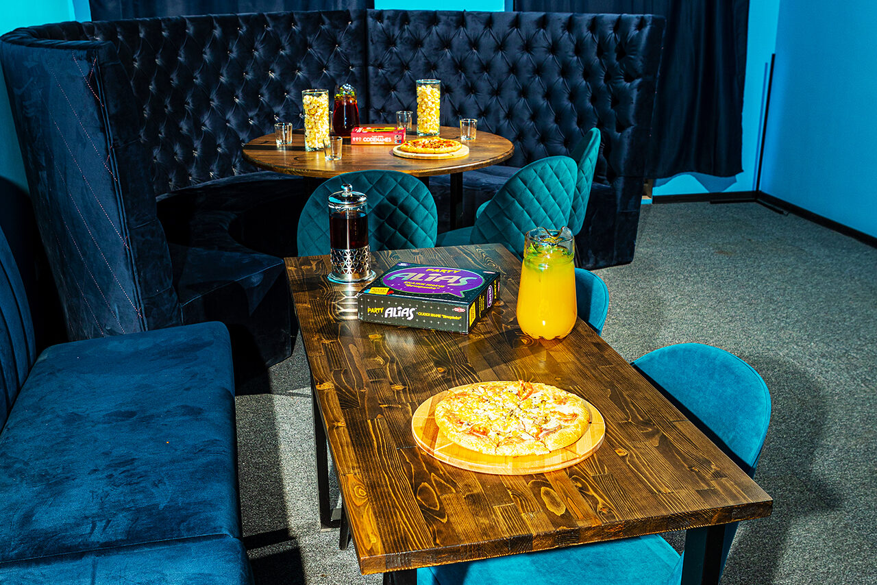 Арендовать Зал Космос. Тёмная лофт-комната 