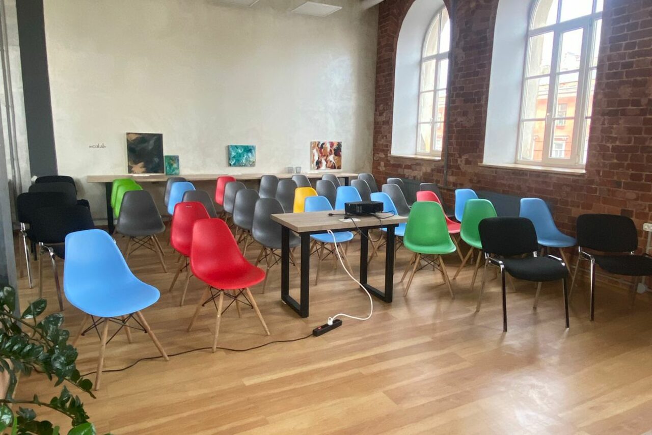 Арендовать Просторный конференц-зал 