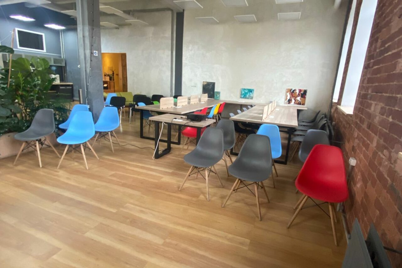 Арендовать Просторный конференц-зал 