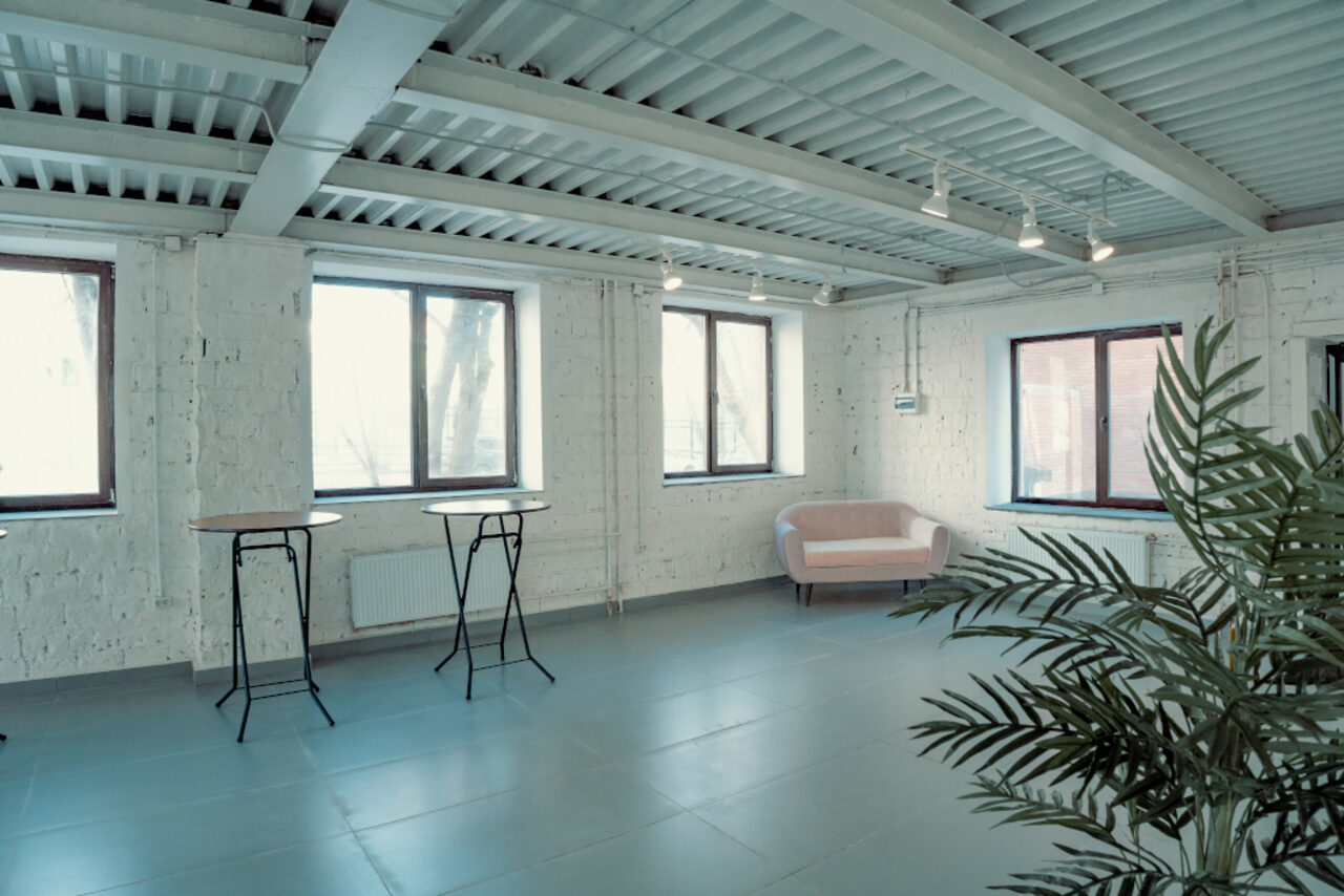 Арендовать ThePLACE. Белый лофт 120м² 