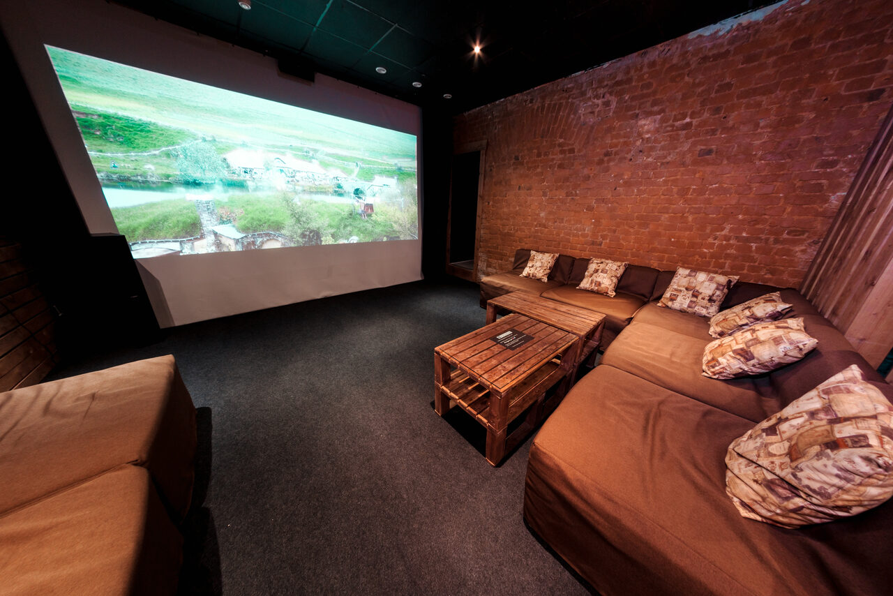 Арендовать Лофт с большим экраном 