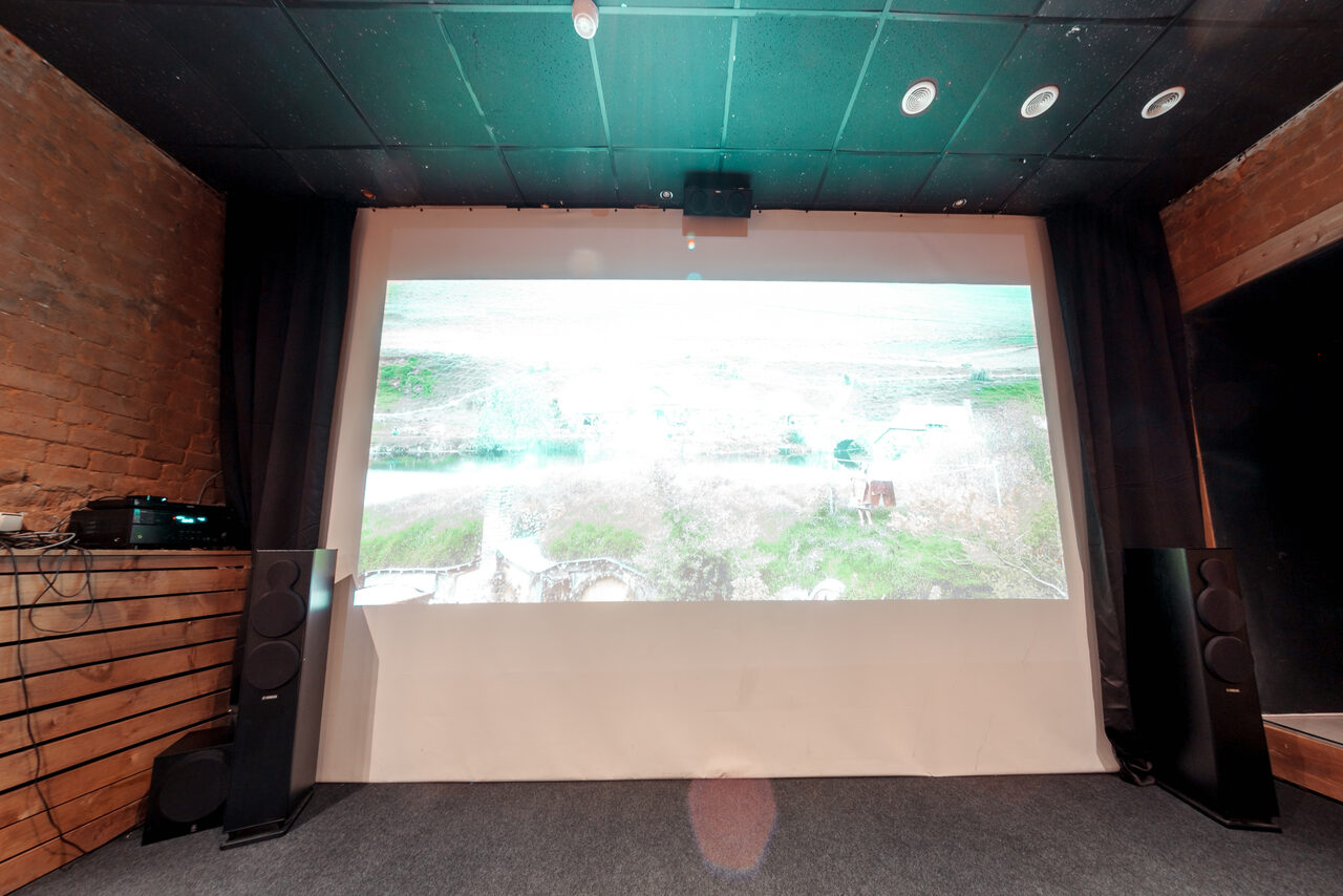 Арендовать Лофт с большим экраном 