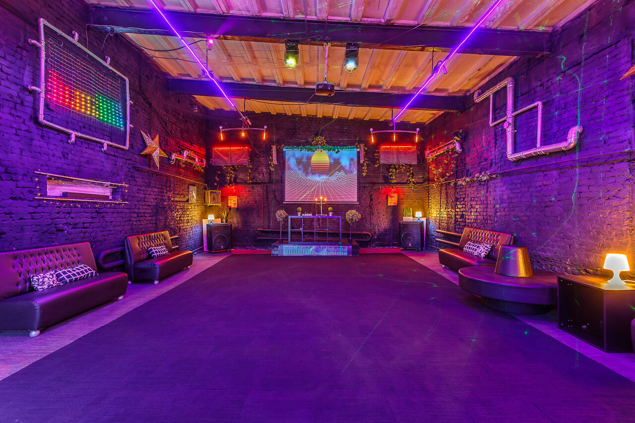 Арендовать Loftblackout. Эксклюзивный черный лофт с летней террасой