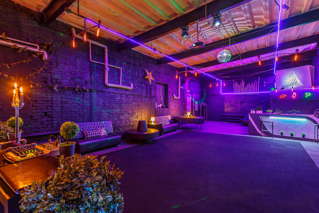 Арендовать Loftblackout. Эксклюзивный черный лофт с летней террасой