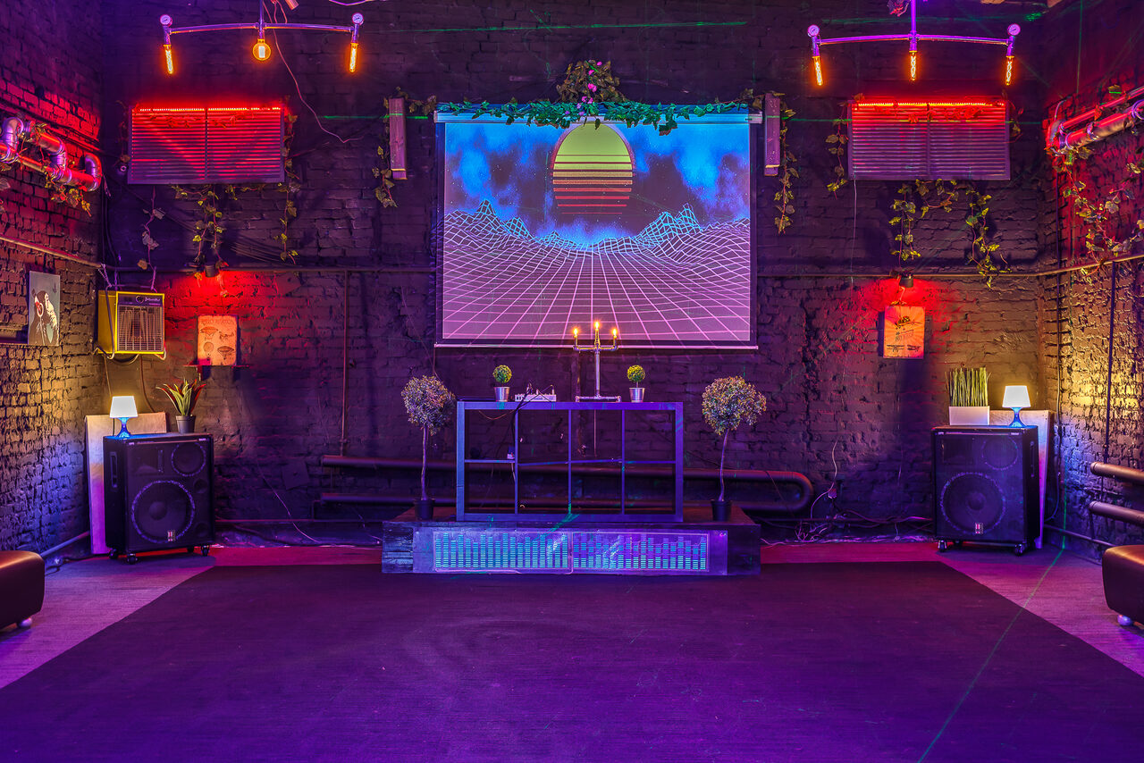 Арендовать Loftblackout. Эксклюзивный черный лофт с летней террасой