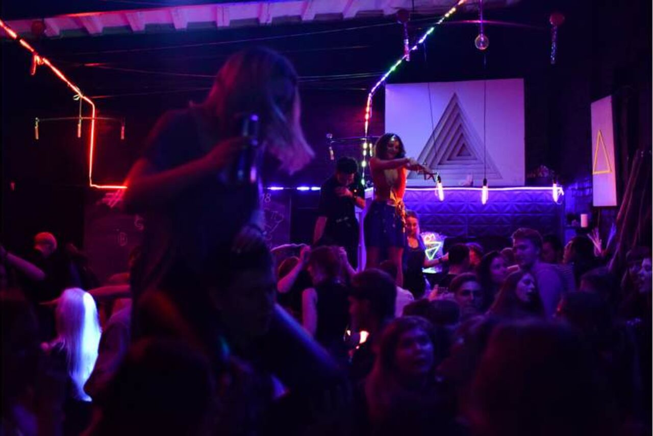 Арендовать Loftblackout. Эксклюзивный черный лофт с летней террасой