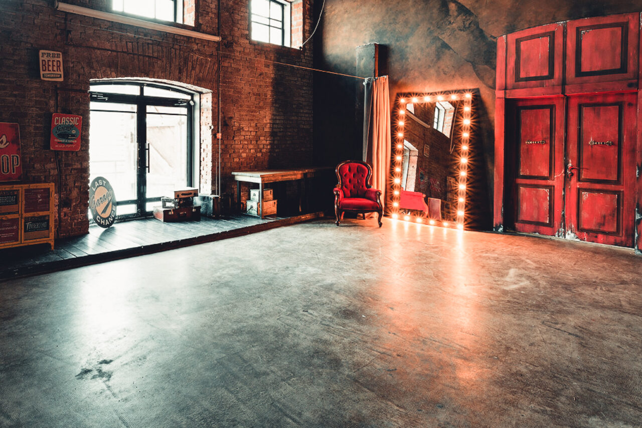 Арендовать Apriori Photo Коричневый лофт с верандой