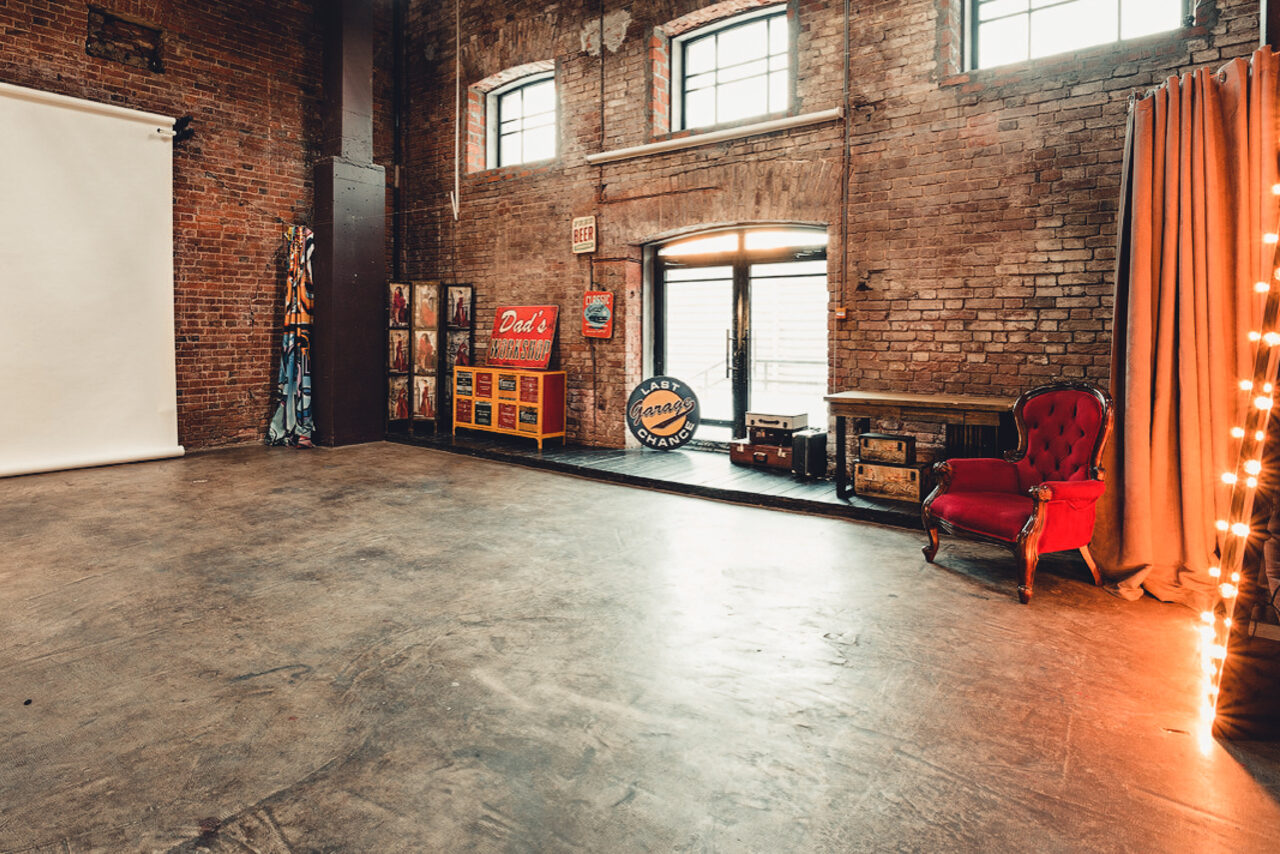 Арендовать Apriori Photo Коричневый лофт с верандой