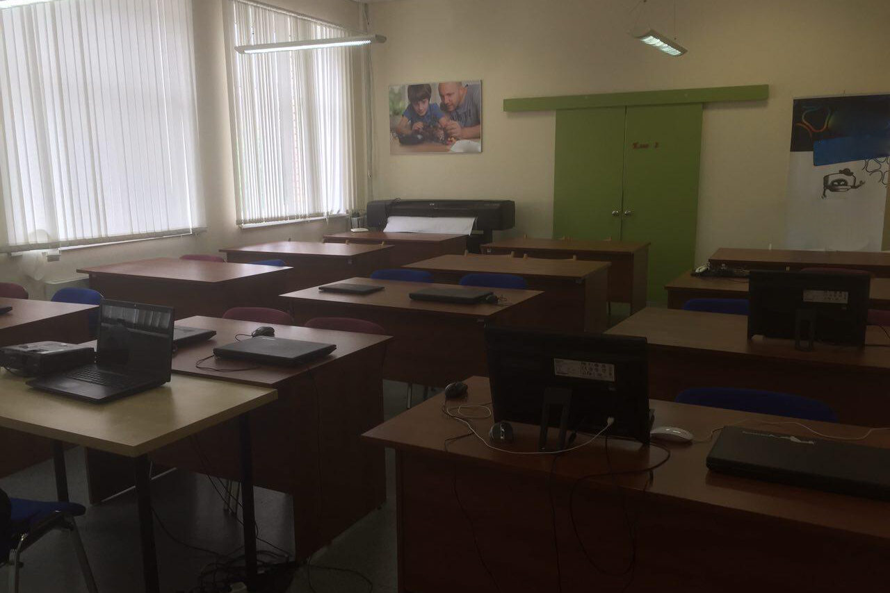 Арендовать Учебная аудитория с партами 