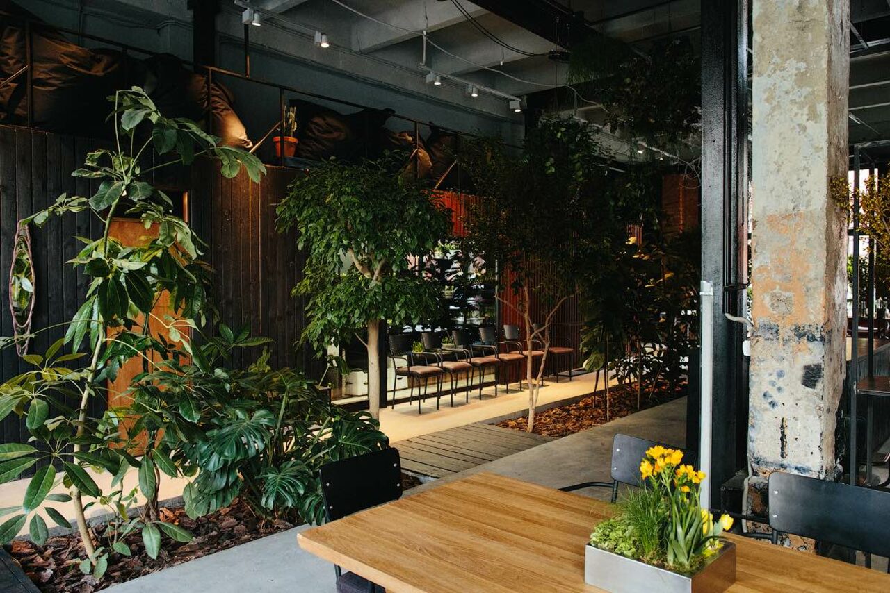 Арендовать Цех Изящных Искусств Арт-лофт с живыми деревьями