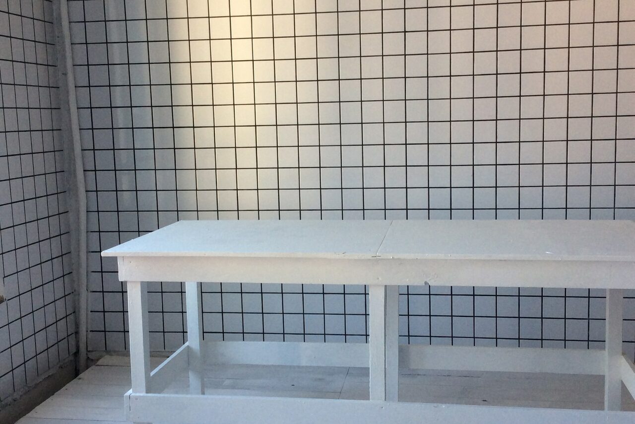 Арендовать Белая студия с подиумом в центре Москвы