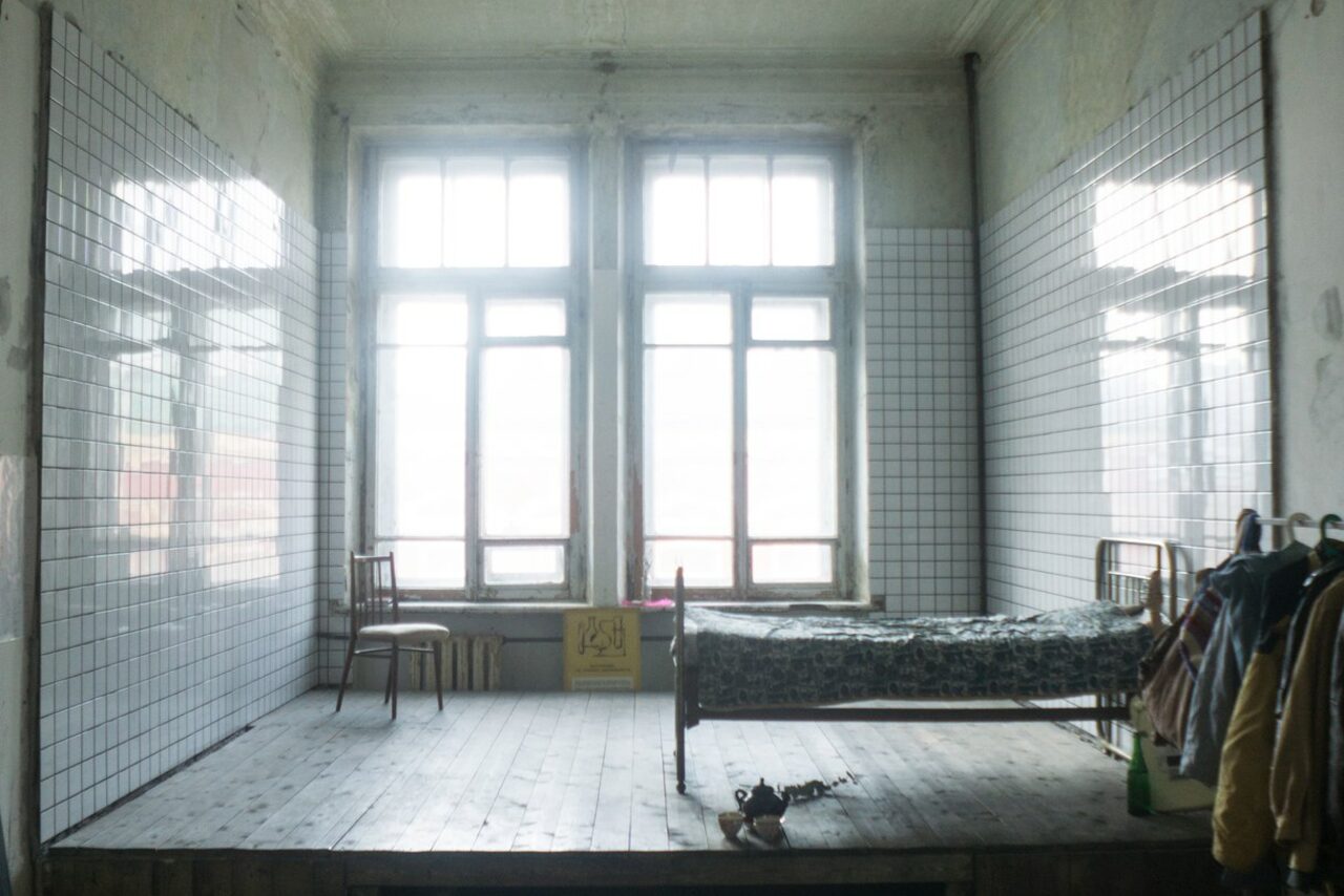 Арендовать Белая студия с подиумом в центре Москвы