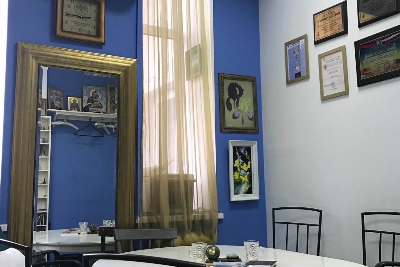 Арендовать Кабинет с круглым столом 