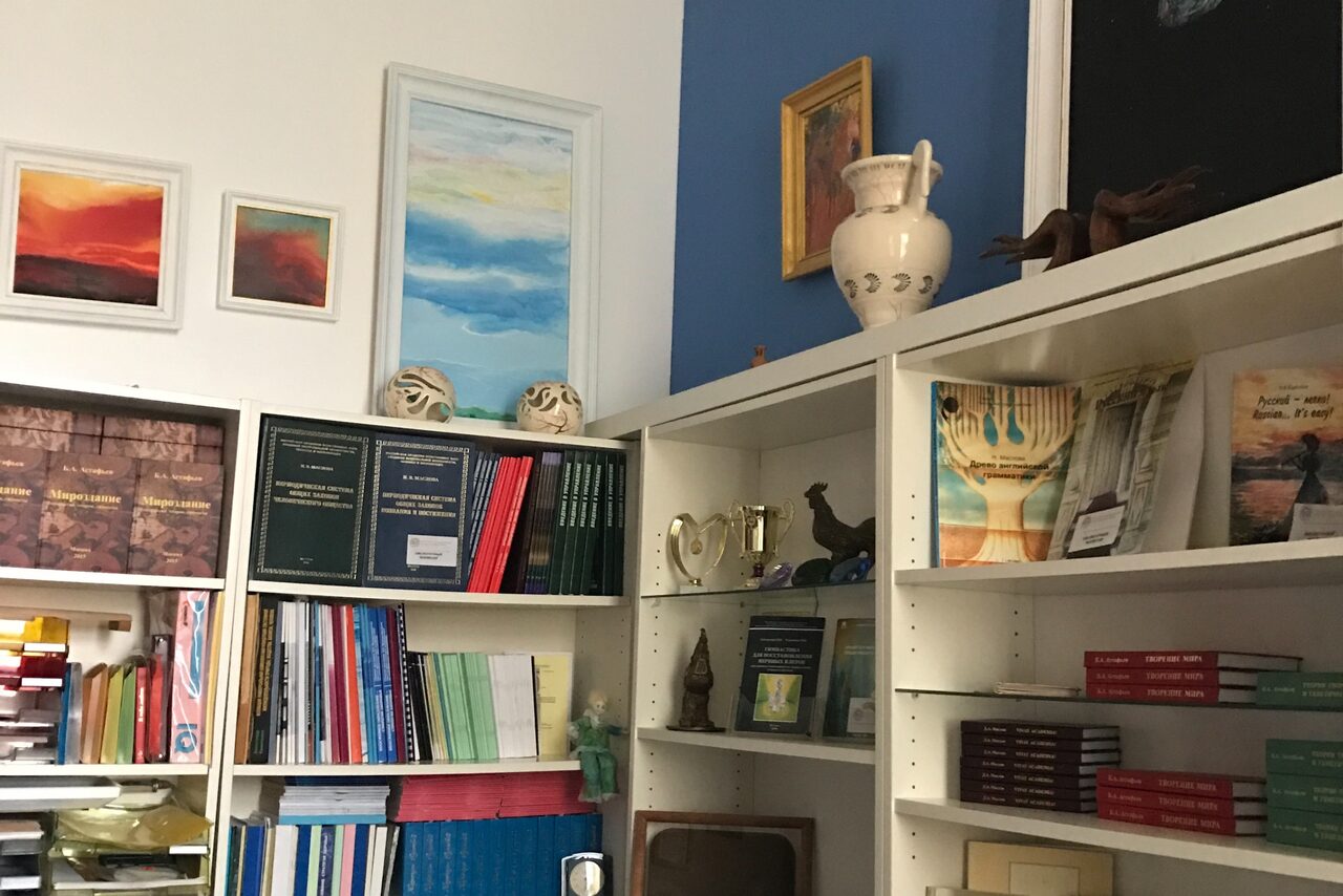 Арендовать Кабинет с круглым столом 