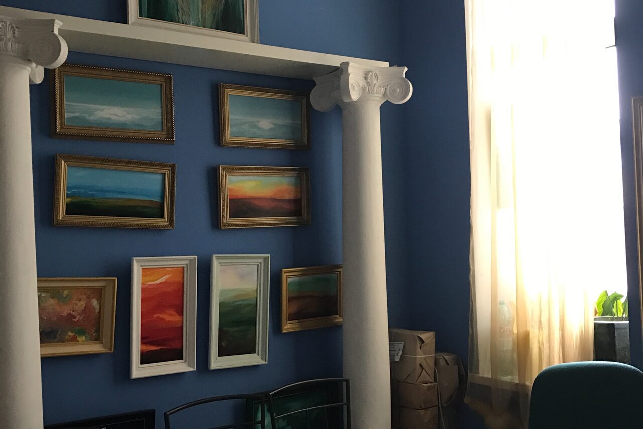 Арендовать Кабинет с круглым столом 