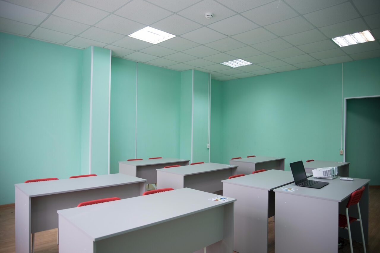 Арендовать Светлый кабинет с партами