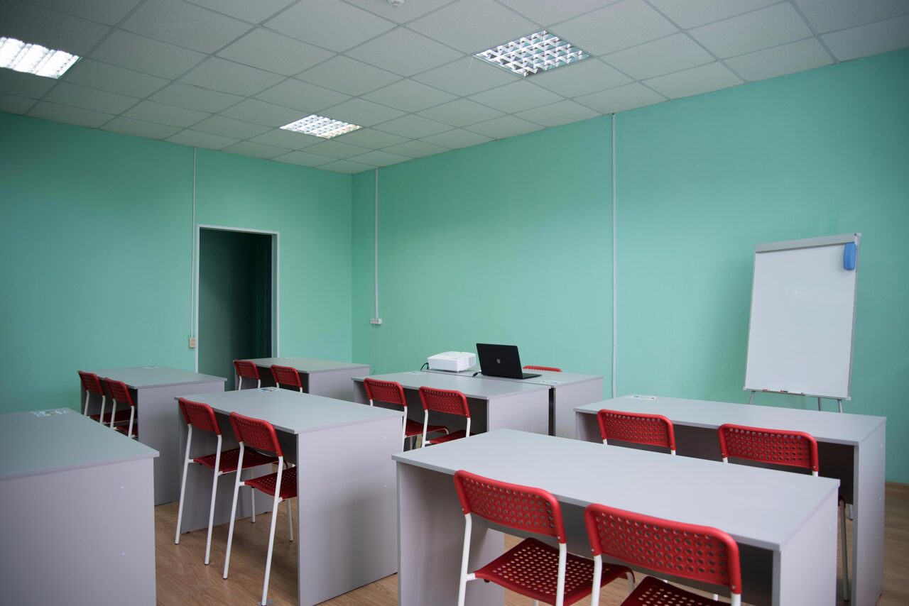 Арендовать Светлый кабинет с партами