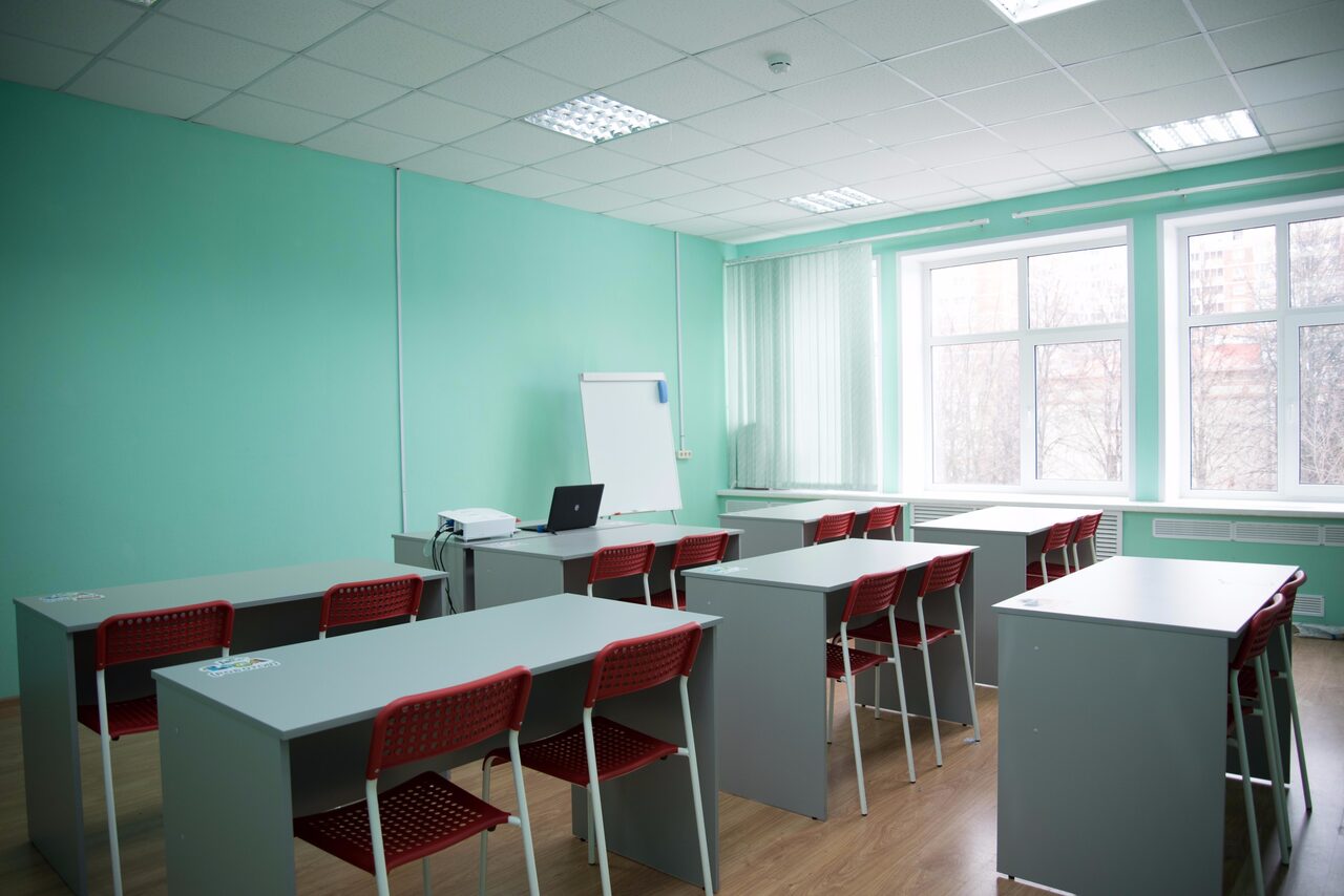 Арендовать Светлый кабинет с партами