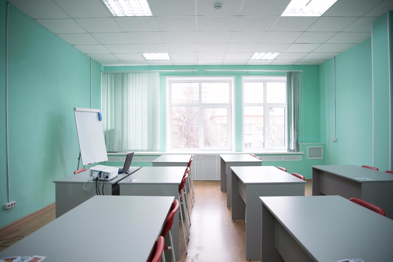 Арендовать Светлый кабинет с партами